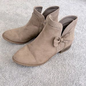 Target brand girls booties size 6